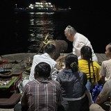 Berharap Segera Ditemukan, Keluarga ABK KMP Tunu Pratama Jaya Sembahyang di Pinggir Selat Bali