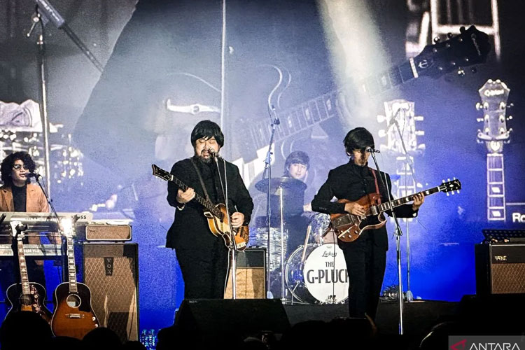 Penampilan grup band G-Pluck pada konser “Tribute to The Beatles” di Jakarta International Velodrome, Jakarta, Sabtu (5/7/2025). (FOTO: ANTARA/Pamela Sakina)