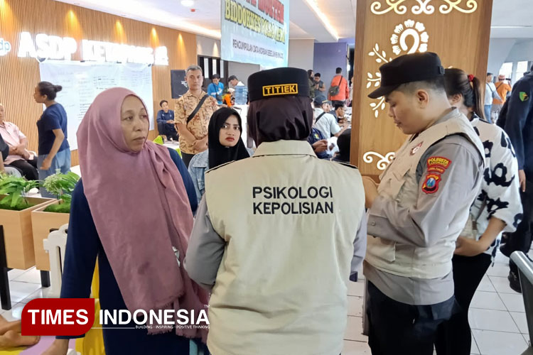 Dari Pintu Ke Pintu Korban KMP Tunu Pratama Jaya Dapat Trauma Healing dari Polresta Banyuwangi