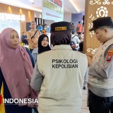 Dari Pintu Ke Pintu Korban KMP Tunu Pratama Jaya Dapat Trauma Healing dari Polresta Banyuwangi