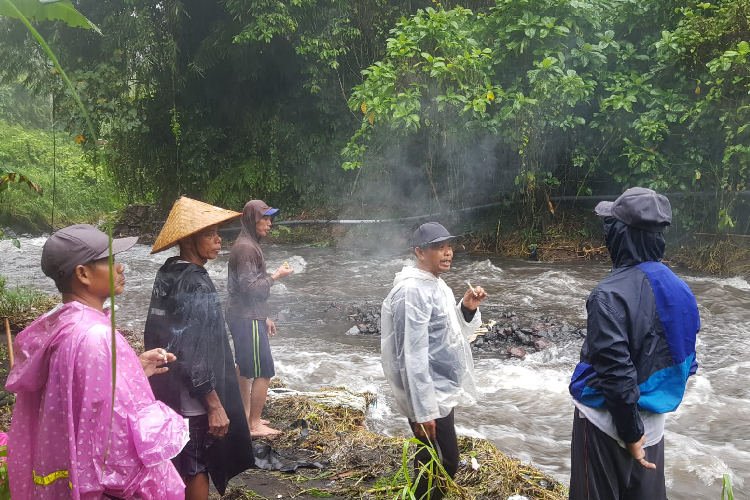Foto. Warga Desa Sumberbulu, Kecamatan Songgon, Kabupaten Banyuwangi, saat mengecek saluran HIPAM. (Foto: Dok. TIMES Indonesia).