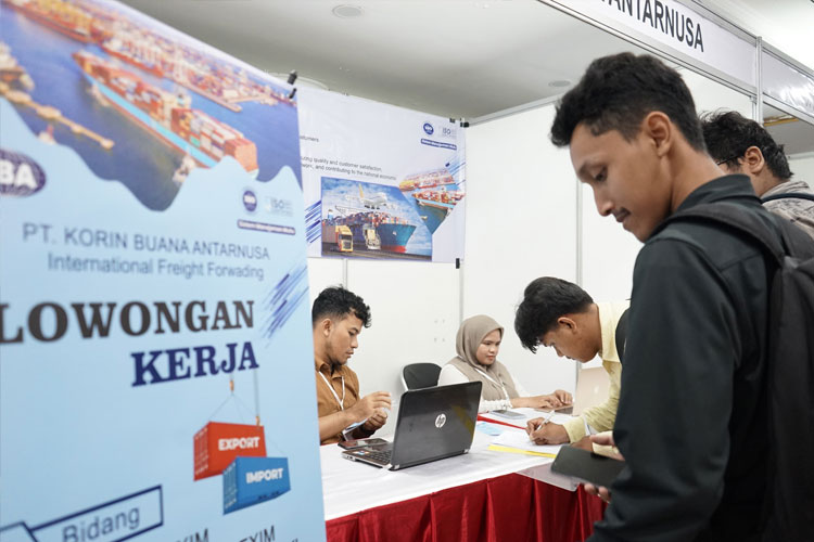 Pemkot Surabaya Targetkan Pengangguran Terbuka Turun 0,4 Persen di 2025
