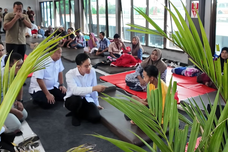 Wakil Presiden Republik Indonesia, Gibran Rakabuming Raka saat menemui keluarga korban KMP Tunu Pratama Jaya. (Foto : Humas Pemkab for TIMES Indonesia)