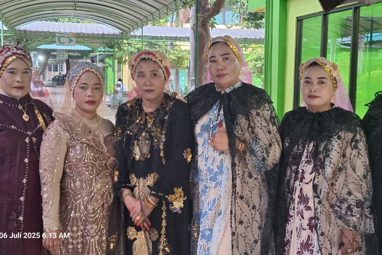 Jemaah haji perempuan asal NTT yang tiba di Asrama Haji Sukolilo Surabaya berdandan busana glamor khas daerah sebelum pulang ke kampung halaman, Minggu (6/7/2025). (Foto: Dok.MCH)