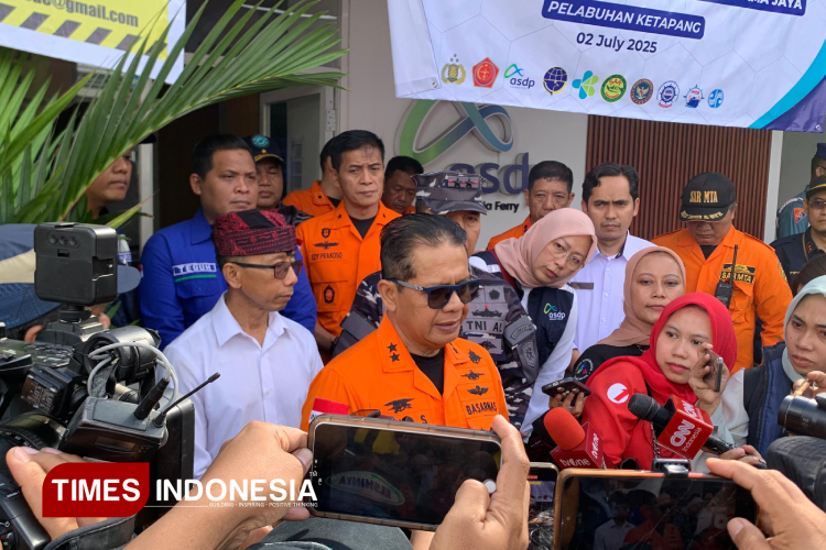 Deputi Operasi dan Kesiapsiagaan Basarnas, Laksamana Muda TNI (Purn) Ribut Eko Suyatno, di Pelabuhan Ketapang, Banyuwangi. (Foto: Fazar Dimas/TIMES Indonesia)