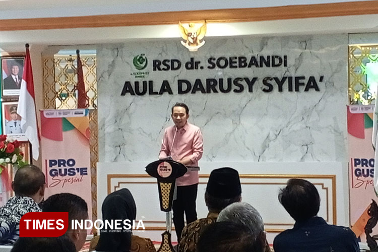Bupati Jember Muhammad Fawait saat menyampaikan sambutannya pada peluncuran Gus'e Peduli Kesehatan di RSD Soebandi. (Foto : M. Abdul Basid / TIMES Indonesia)
