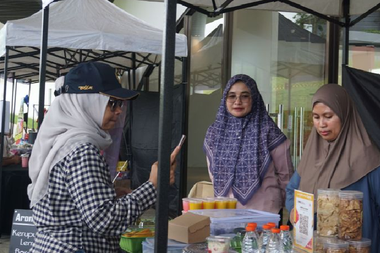 Deputi Bidang Lingkungan Hidup dan SDA Otorita IKN Myrna Asnawati Safitri di food festival kuliner di Sentra Masa IKN. (Foto: ANTARAFOTO/Aditya Nugroho)
