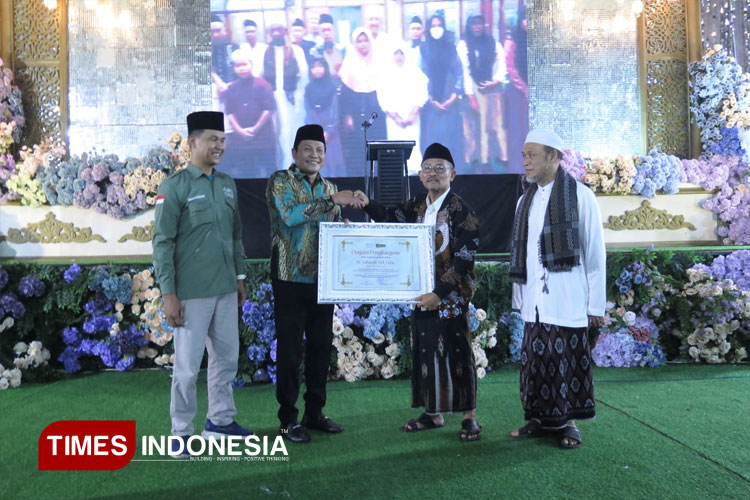 Lazisnu Beri Gelar Kehormatan Bupati Subandi Sebagai Bapak Yatim Piatu Sidoarjo