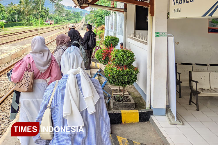 Sejumlah-calon-penumpang-KA-saat-berada-di-stasiun-Nagreg.jpg