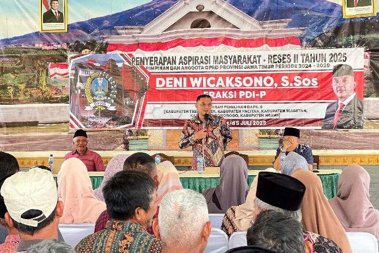 Wakil-Ketua-DPRD-Jatim-Deni-Wicaksono-saat-reses-di-Trenggalek-b.jpg