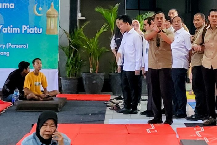Wapres Gibran Rakabuming Raka saat menemui keluarga korban di ruang tunggu Pelabuhan Ketapang Banyuwangi, Jawa Timur, Minggu (6/7/2025). (Foto: ANTARA/Novi Husdinariyanto)