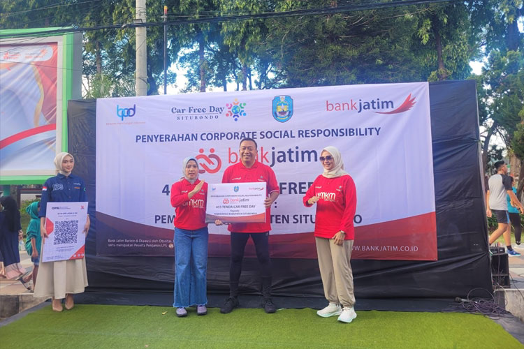 Dukung UMKM Naik Kelas, Bank Jatim Serahkan 455 Tenda Portabel untuk CFD Situbondo