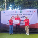 Dukung UMKM Naik Kelas, Bank Jatim Serahkan 455 Tenda Portabel untuk CFD Situbondo