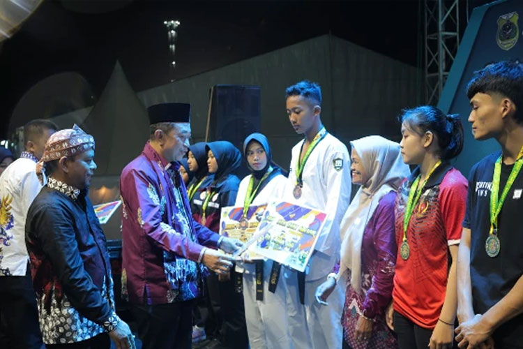 Bupati Bondowoso Serahkan Reward pada Atlet Peraih Medali Porprov Jatim 2025