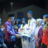 Bupati Bondowoso Serahkan Reward pada Atlet Peraih Medali Porprov Jatim 2025