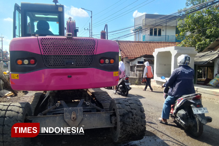 Betonisasi Jalan Gedangan-Betro Mulai Dikerjakan, Dinas PUBMSDA Sidoarjo Berlakukan Sistem Buka-Tutup