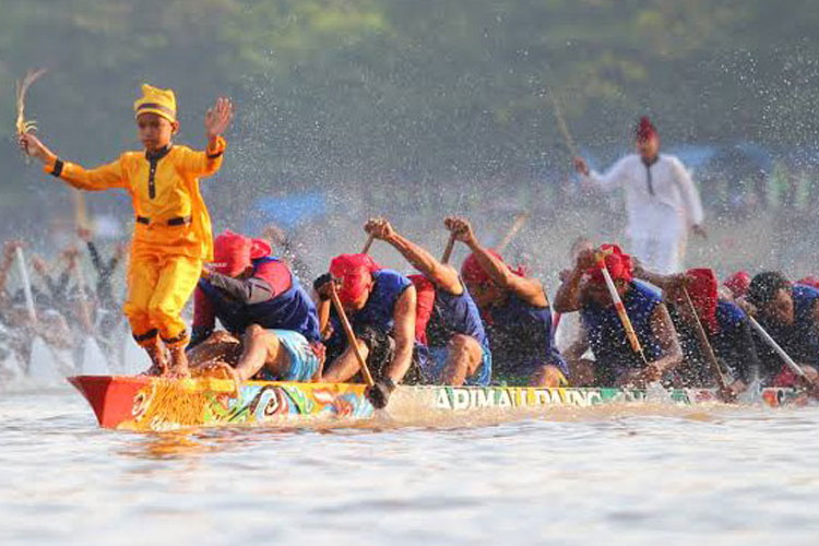 Mengenal Pacu Jalur, Balap Perahu Tradisional Riau yang Viral