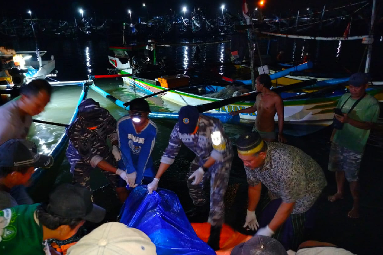 Jasad Diduga Korban Tragedi KMP Tunu Pratama Jaya Muncul ke Permukaan di Perairan Muncar Banyuwangi