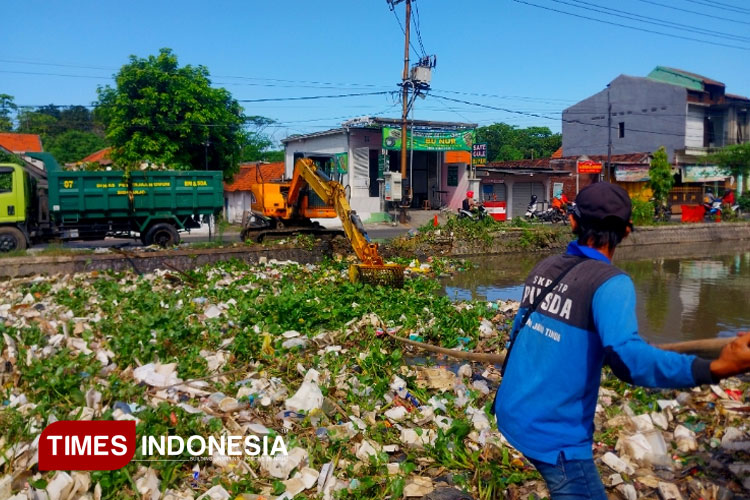 Sungai Pelayaran Taman Kembali Kotor, Bupati Sidoarjo Subandi Berlakukan Sekat Sampah