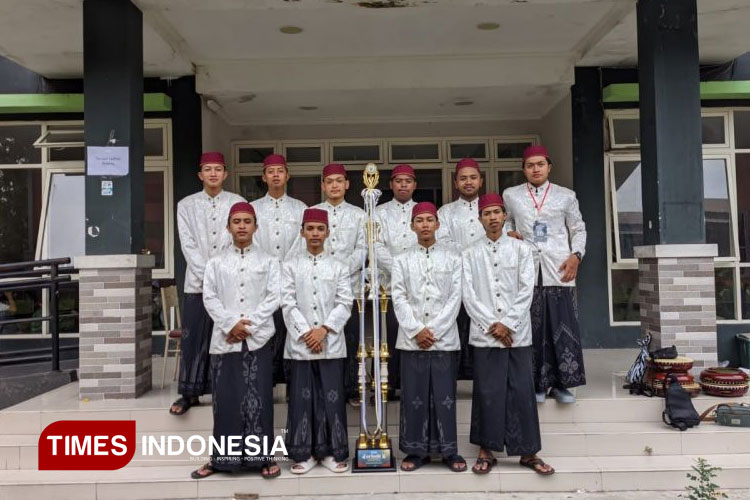 Grup sholawat Syauqon Ilaih Putra UKM Seni Islami Unisma Malang meraih Juara 2 dalam ajang Festival Sholawat Al-Banjari Tingkat Umum se-Jawa Raya di Pondok Pesantren Roudlotul Falaah, Srumbung, Magelang. (FOTO: AJP TIMES Indonesia)