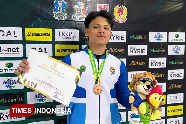 Wahyu Aji Saputra, mahasiswa Teknik Mesin Unisma Malang meraih medali perunggu di cabang olahraga Angkat Berat (PABERSI) kelas 83kg putra pada ajang Pekan Olahraga Provinsi (Porprov) IX Jawa Timur 2025. (FOTO: AJP TIMES Indonesia)