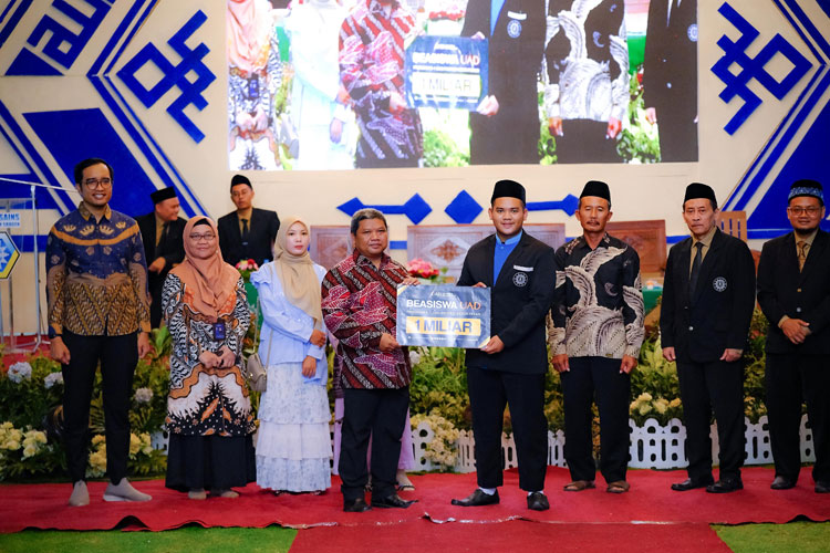 Edward Hikmawan, Anak Petani dari Sragen Ini Raih Beasiswa Kedokteran Rp1 Miliar di UAD