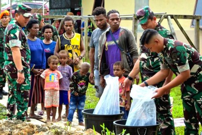 TNI AU Tebar 2.000 Benih Lele di Boven Digoel, Dukung Ketahanan Pangan Papua