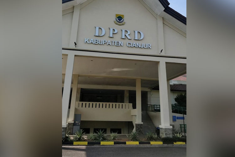 Kelas Padat, Kualitas Terancam? DPRD Cianjur Desak Evaluasi Rombel 50 Siswa