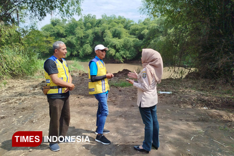 Anggota Komisi III DPRD Kota Madiun Erlina Susilorini meminta keterangan petugas juru sungai BBWS saat sidak. (FOTO: Yupi Apridayani/TIMES Indonesia)