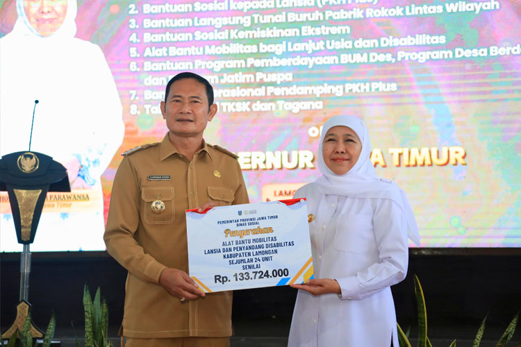 Gubernur-Khofifah-menyalurkan-bansos-2.jpg