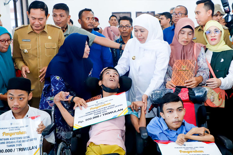Gubernur Khofifah Salurkan Bansos Rp8,3 Miliar untuk Warga Lamongan