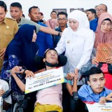 Gubernur Khofifah Salurkan Bansos Rp8,3 Miliar untuk Warga Lamongan