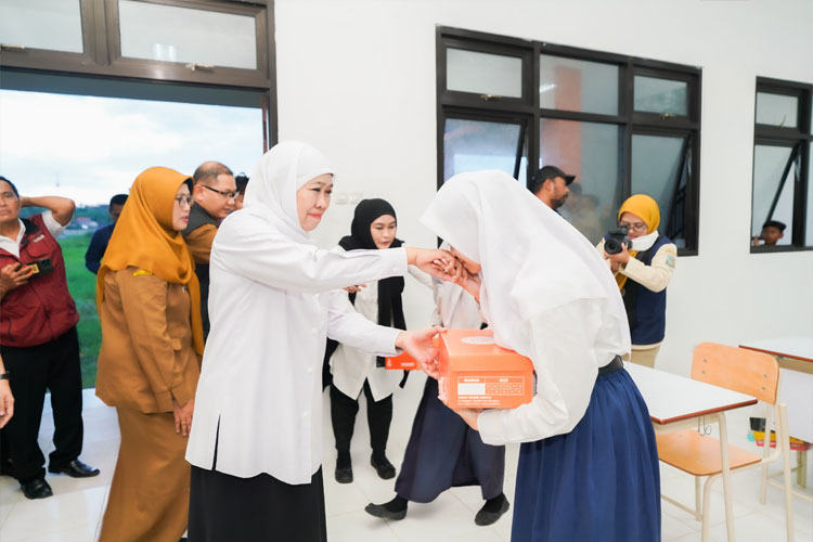 Gubernur Khofifah Bagikan Sepatu untuk Calon Siswa Sekolah Rakyat di Lamongan