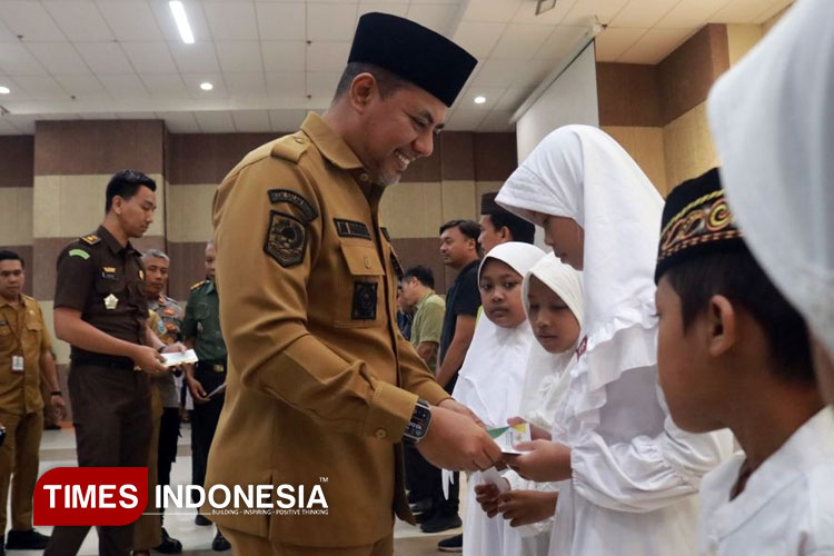 Bupati Probolinggo, Gus Haris penyerahan santunan, di Auditorium Madakaripura, Kantor Bupati Probolinggo, Selasa (8/7/2025).