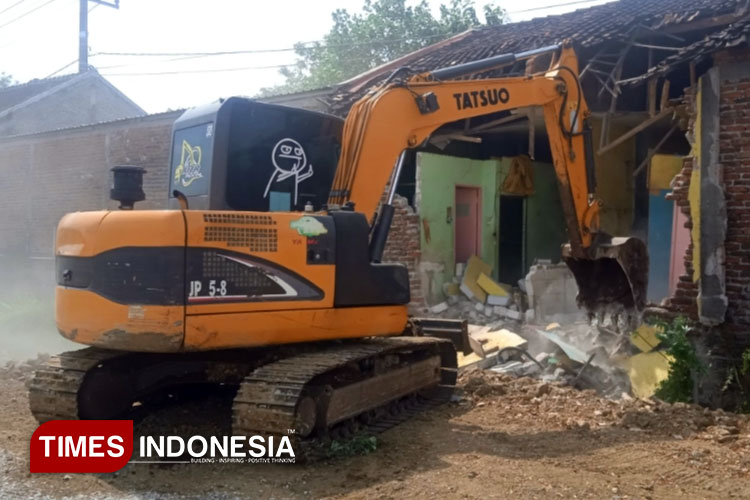PT KAI Daop 7 Madiun Membongkar Sejumlah Bangunan Liar di Ponorogo