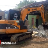 PT KAI Daop 7 Madiun Membongkar Sejumlah Bangunan Liar di Ponorogo