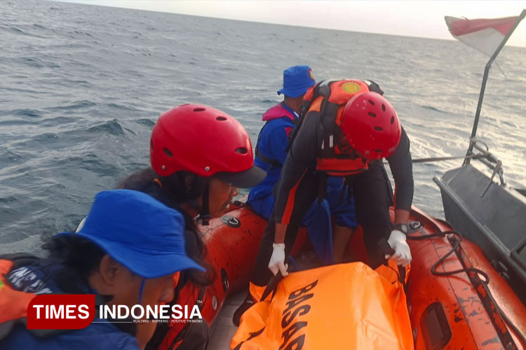 Penemuan Dugaan Korban ke-40 KMP Tunu Pratama Jaya, Satu Jasad Kembali Dievakuasi dari Pantai Boom Marina Banyuwangi