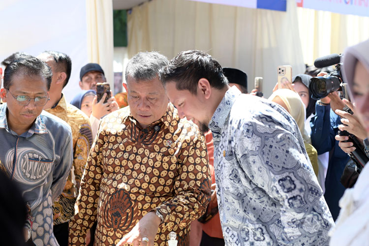 Wakil Menteri Usaha Mikro, Kecil, dan Menengah (UMKM) RI, Helvi Yuni Moraza, melakukan kunjungan kerja ke fasilitas produksi Kana Factory (CV. Kanaka Indoutama) di Situbondo, Jawa Timur, Selasa (8/7/2025). (FOTO: Dok. Menteri UMKM)