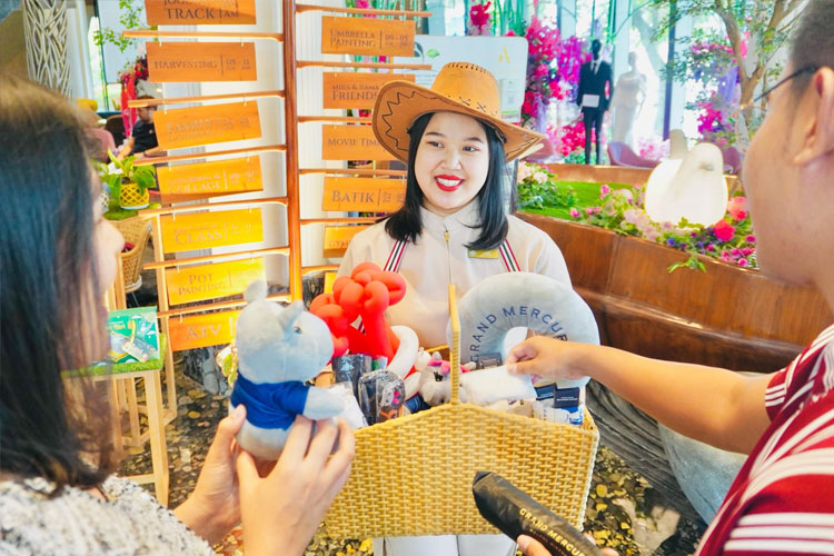 Gratis merchandise boneka Mira di paket Holiday Saver di Grand Mercure Malang Mirama. (FOTO: ist)