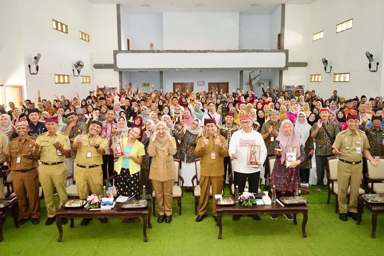 Bupati Banyuwangi, Ipuk Fiestiandani Azwar Anas saat foto bersama ratusan guru dari seluruh Indonesia. (Foto: Humas Pemkab for TIMES Indonesia)