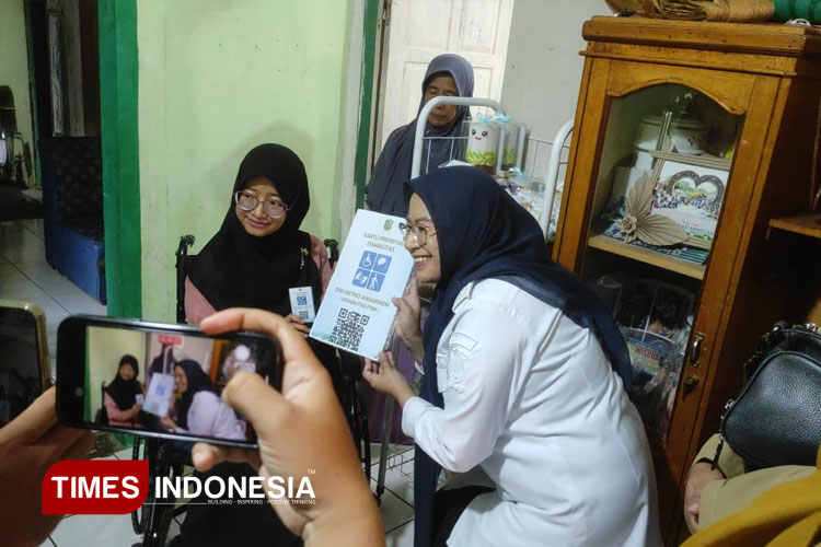 Bupati Banjarnegara dr Amalia Desiana saat serahkan kantuk disabilitas kepada Dwi Retno Anggraeni. (FOTO: Muchlas Hamidi/ TIMES Indonesia)