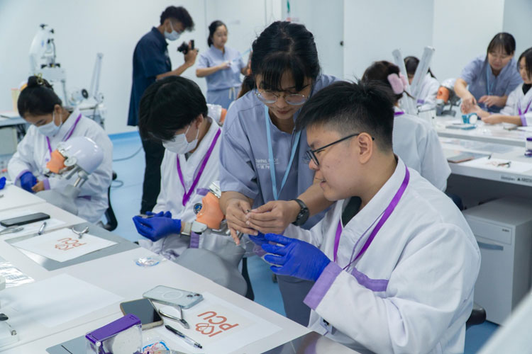 Intip Keseruan Siswa SMA Belajar Jadi Dokter Gigi di FKG UK Petra