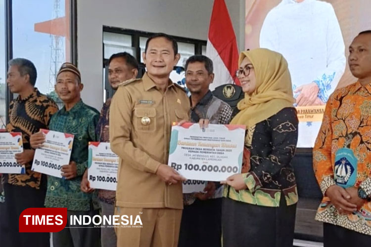 menerima-penghargaan-dari-Pemrov-Jatim-2.jpg