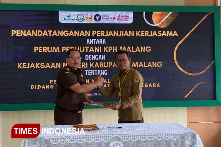 Penandatanganan Memorandum of Understanding antara Perum Perhutani KPH Malang dengan Kejaksaan Negeri Kabupaten Malang. (FOTO: AJP TIMES Indonesia)