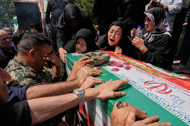 Tangis duka keluarga di Iran atas meninggalnya anggota keluarga mereka akibat serangan militer Israel. (AP Photo/Vahid Salemi)