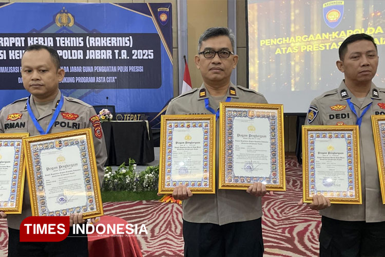 Kasie Keuangan Polres Majalengka menerima penghargaan dari Kapolri dan Kapolda Jabar. (FOTO: Humas Polres Majalengka for TIMES Indonesia)