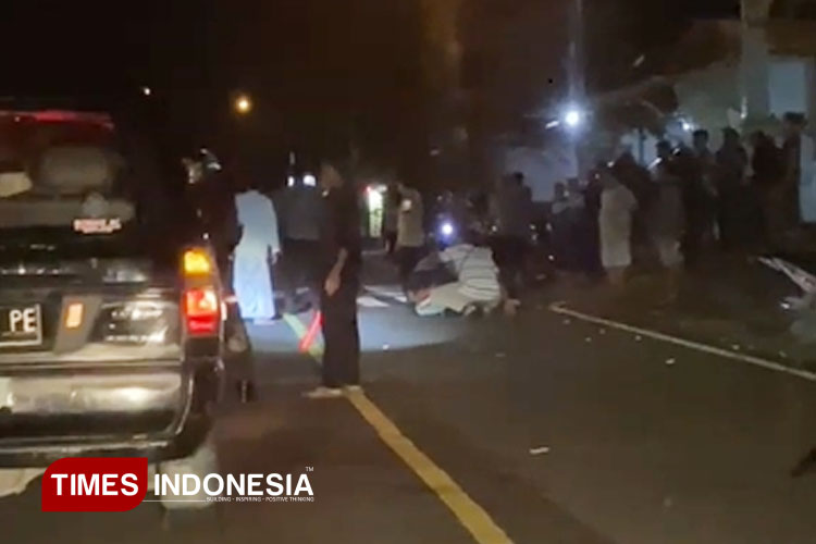 Truk Sambar Motor Keluar dari Halaman Masjid di Pringkuku Pacitan, Pengendara Luka-Luka