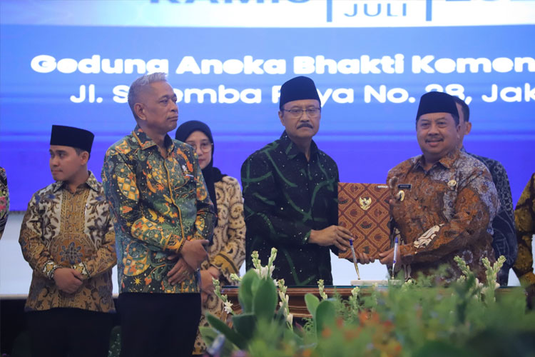 Siap Dukung Sekolah Rakyat, Bupati Jombang Tandatangani Perjanjian Pinjam Pakai Aset Daerah di Kemensos RI