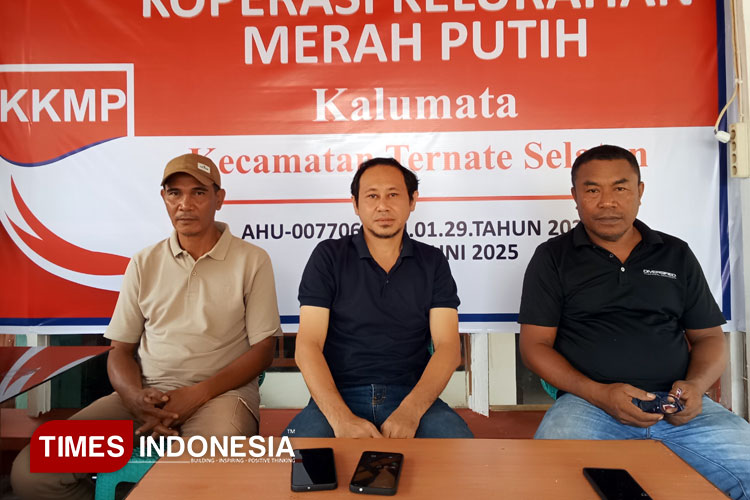 Ketua KKPM Adri Akbar Maulana di kantor KKPM Kalumata bersama pengurus. (Foto: Haerun Hamid /TIMES Indonesia)