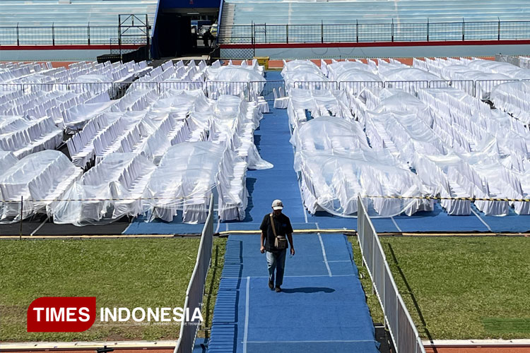 Kursi dan panggung yang disiapkan di gelaran dakwah Zakir Naik di Stadion Gajayana Malang. (FOTO: Rizky Kurniawan Pratama/TIMES Indonesia)